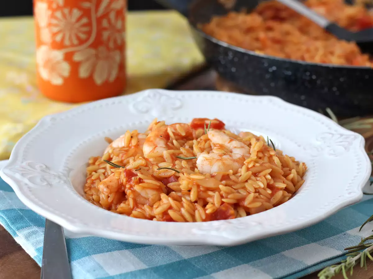 Orzo-pasta med tomater och räkor, tillagad som en risotto - foto 2