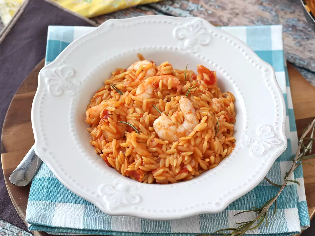 Orzo-pasta med tomater och räkor, tillagad som en risotto - foto 3