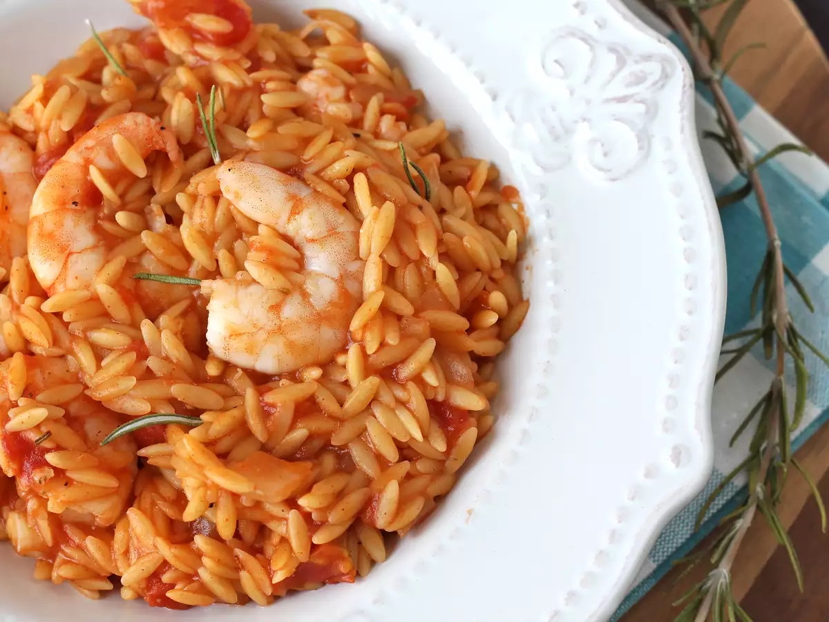 Orzo-pasta med tomater och räkor, tillagad som en risotto - foto 4