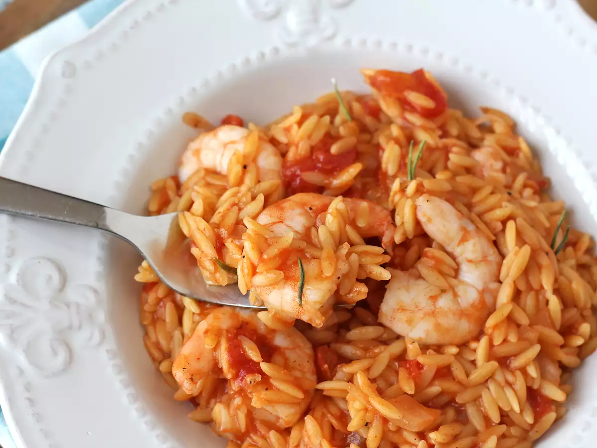 Orzo-pasta med tomater och räkor, tillagad som en risotto - foto 5
