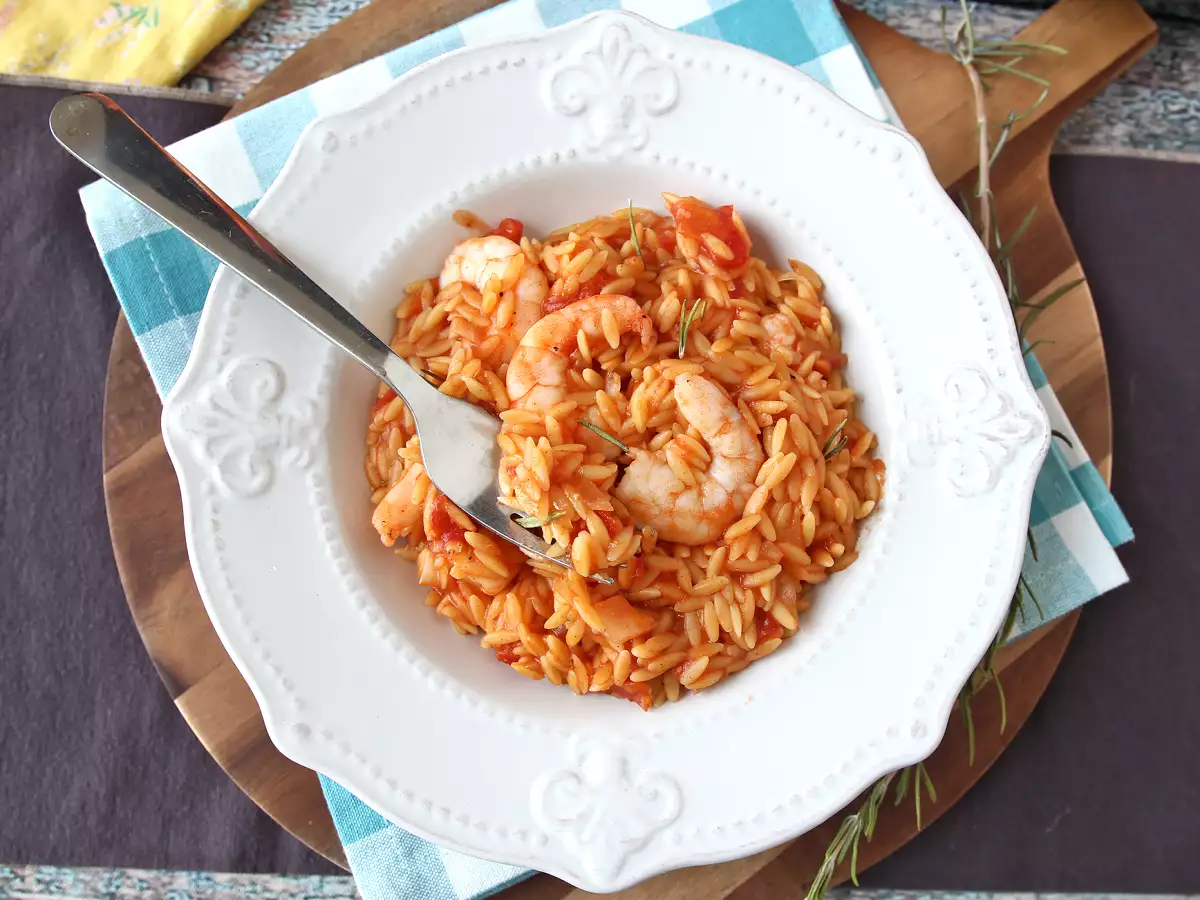 Orzo-pasta med tomater och räkor, tillagad som en risotto - foto 6