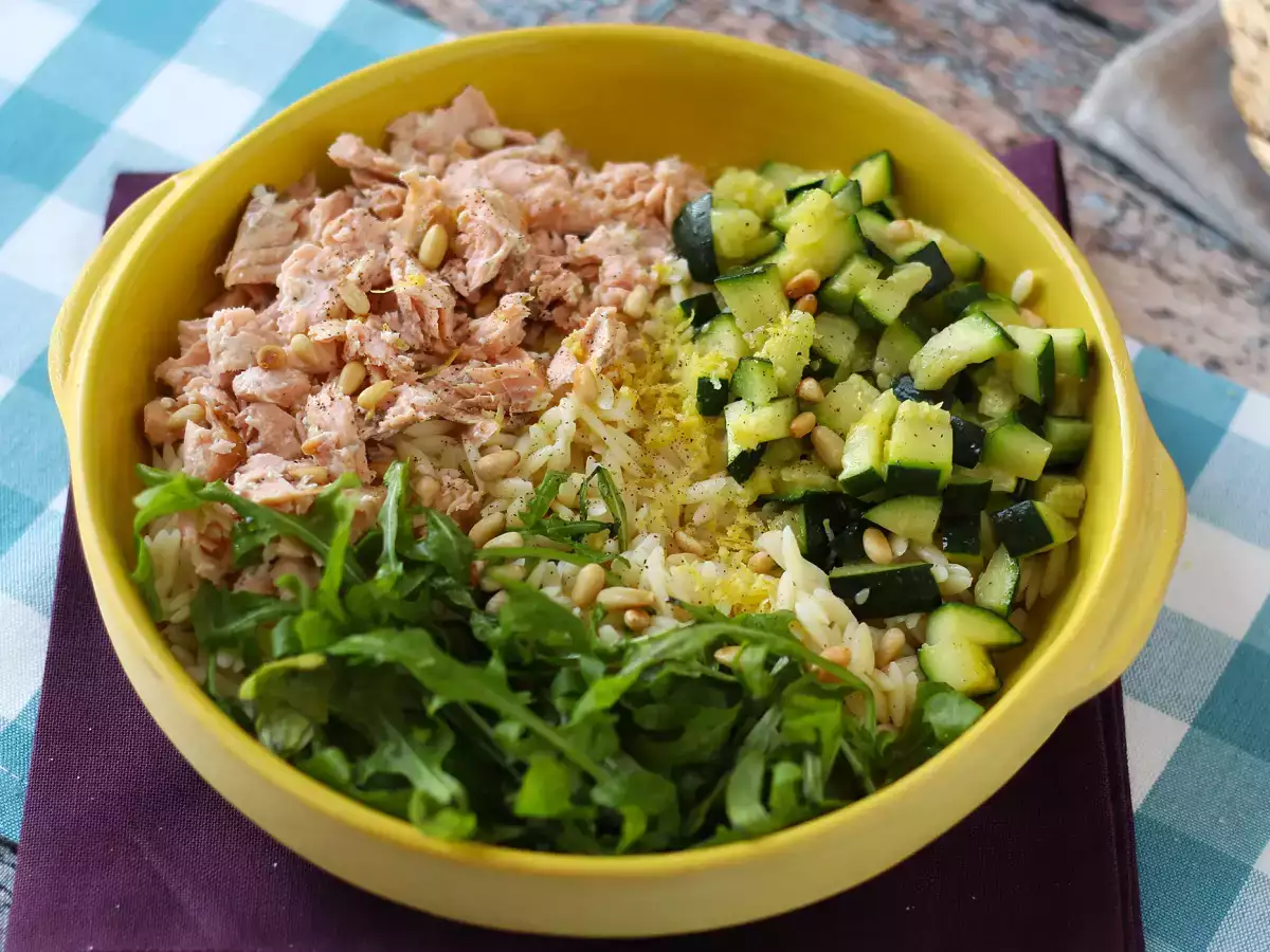 Orzo pastasallad med lax och zucchini