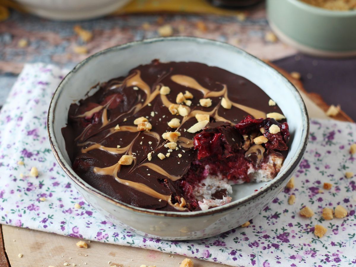 Overnight oats med röd frukt och choklad, en hälsosam och mättande frukost!