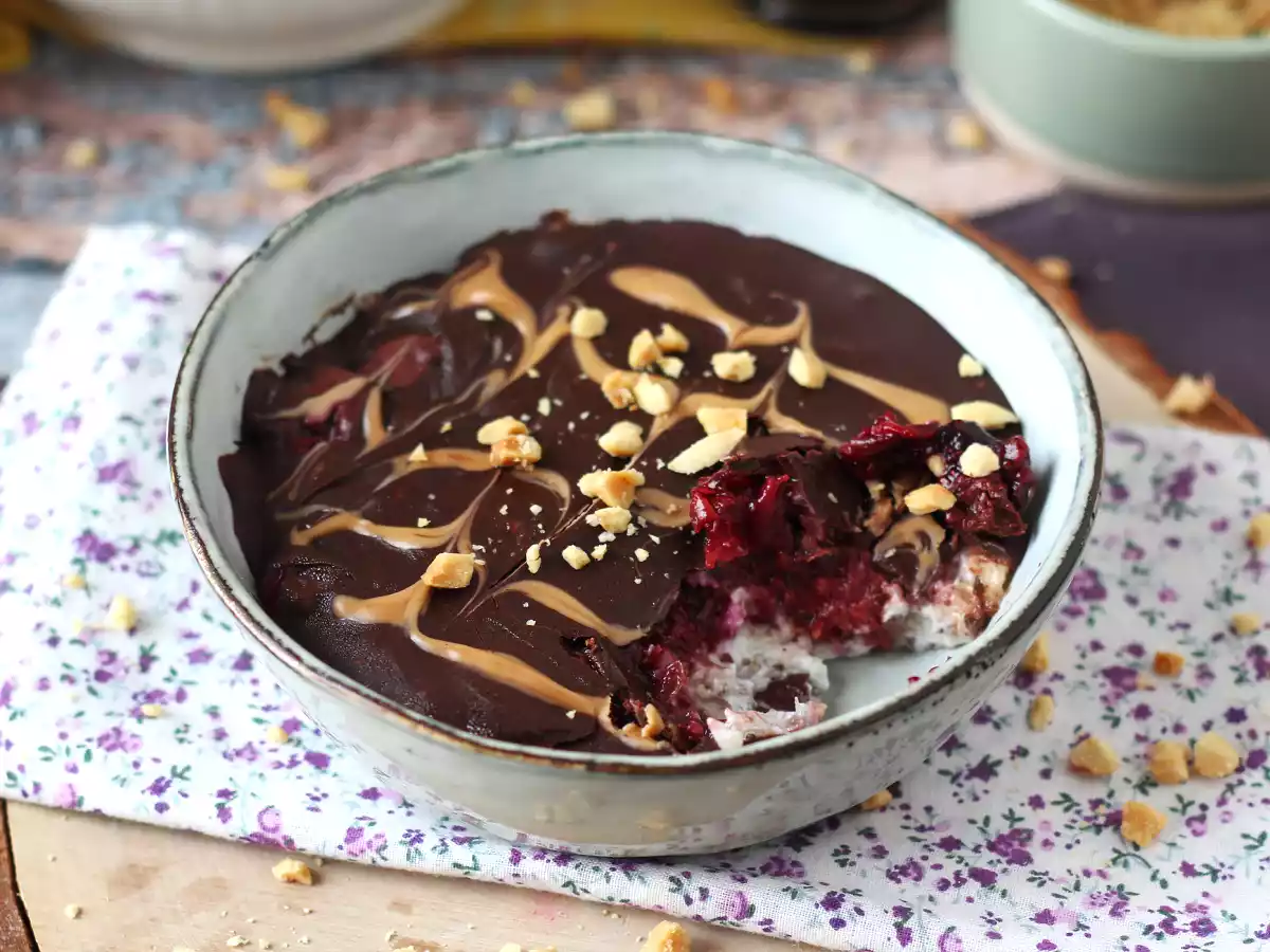 Overnight oats med röd frukt och choklad, en hälsosam och mättande frukost!