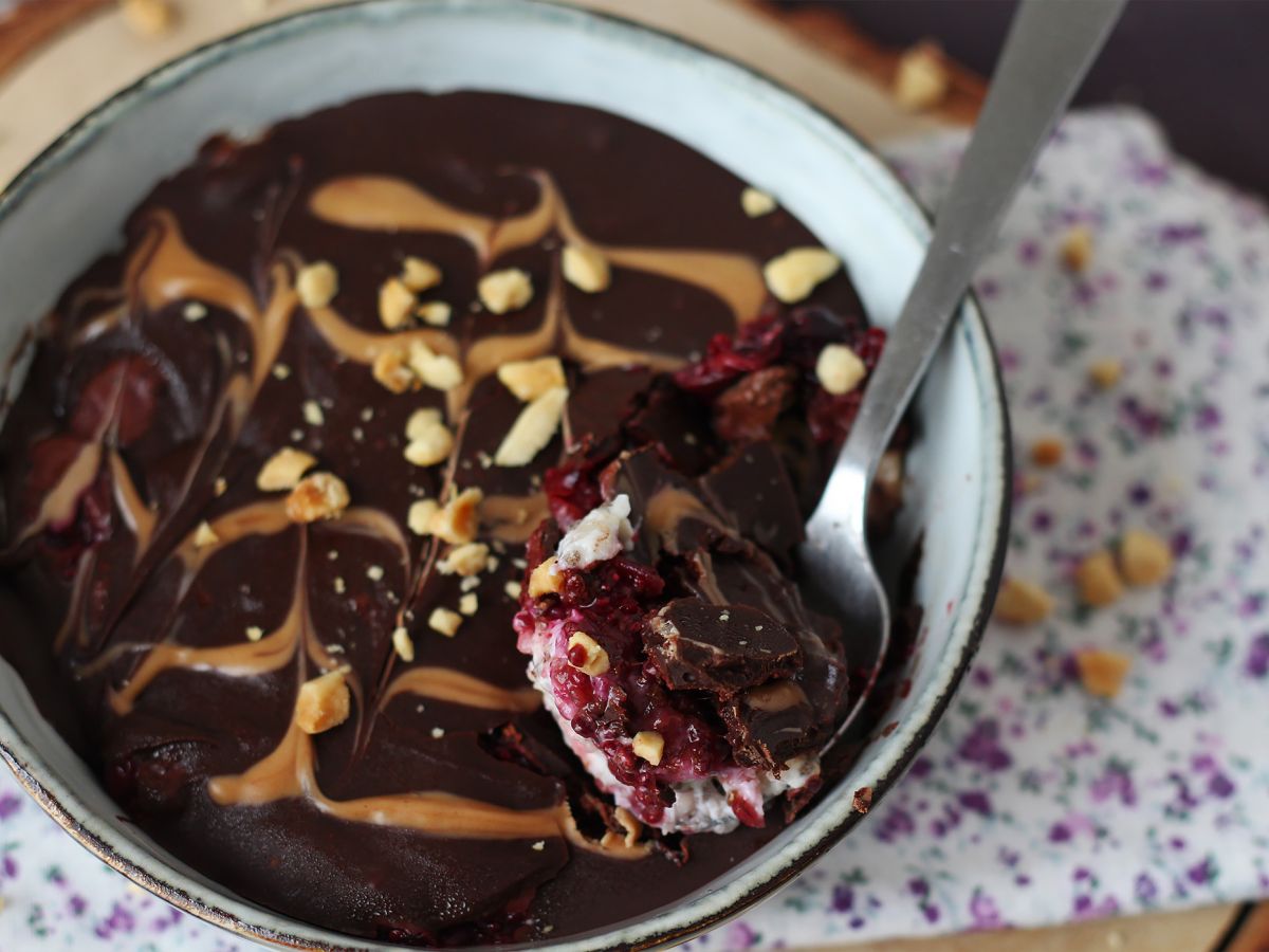 Overnight oats med röd frukt och choklad, en hälsosam och mättande frukost! - foto 2