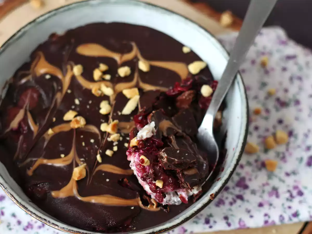Overnight oats med röd frukt och choklad, en hälsosam och mättande frukost! - foto 2