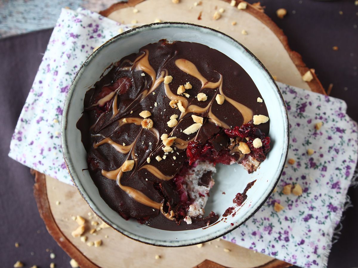 Overnight oats med röd frukt och choklad, en hälsosam och mättande frukost! - foto 3