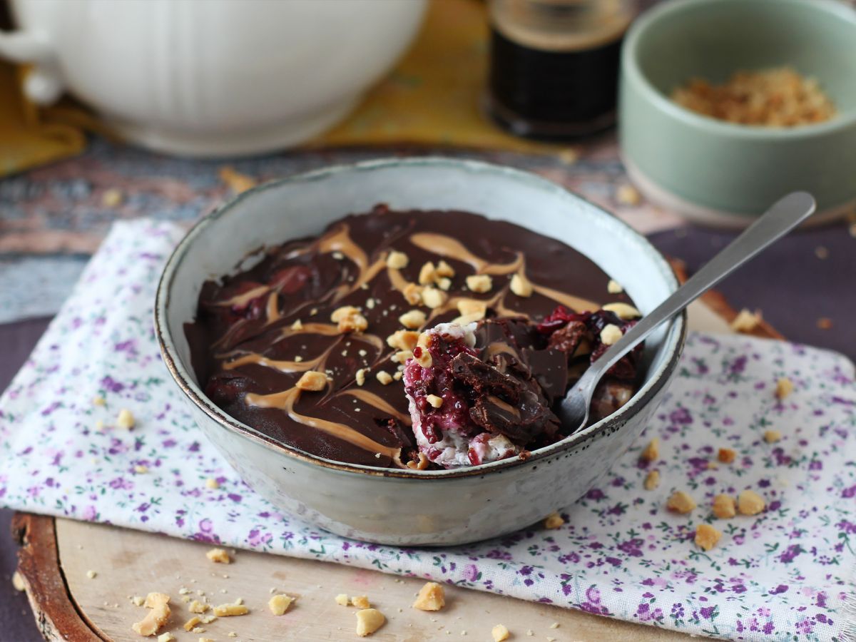 Overnight oats med röd frukt och choklad, en hälsosam och mättande frukost! - foto 7