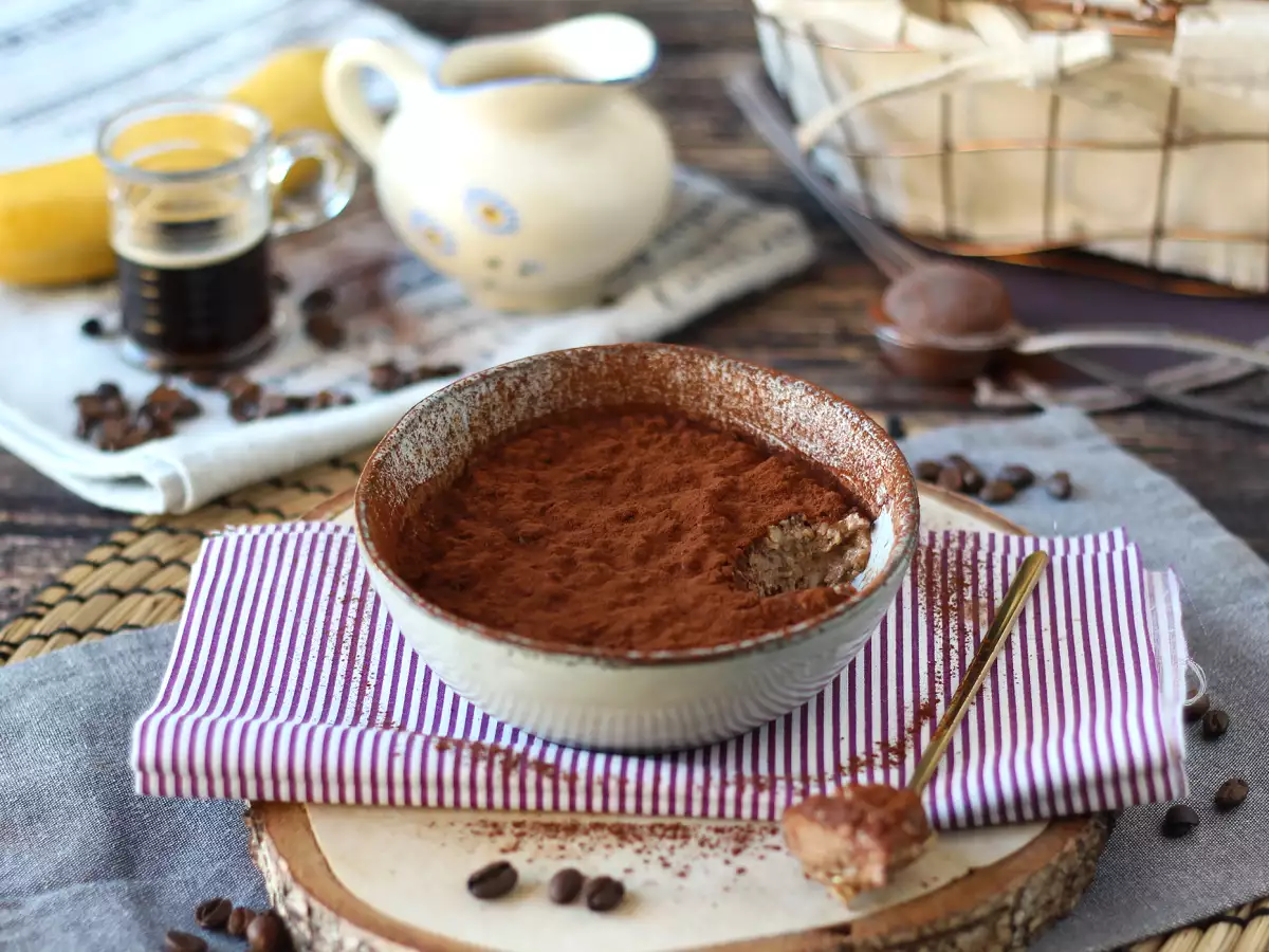 Overnight oats med tiramisu-smak – den perfekta frukosten med kaffe och kakao!