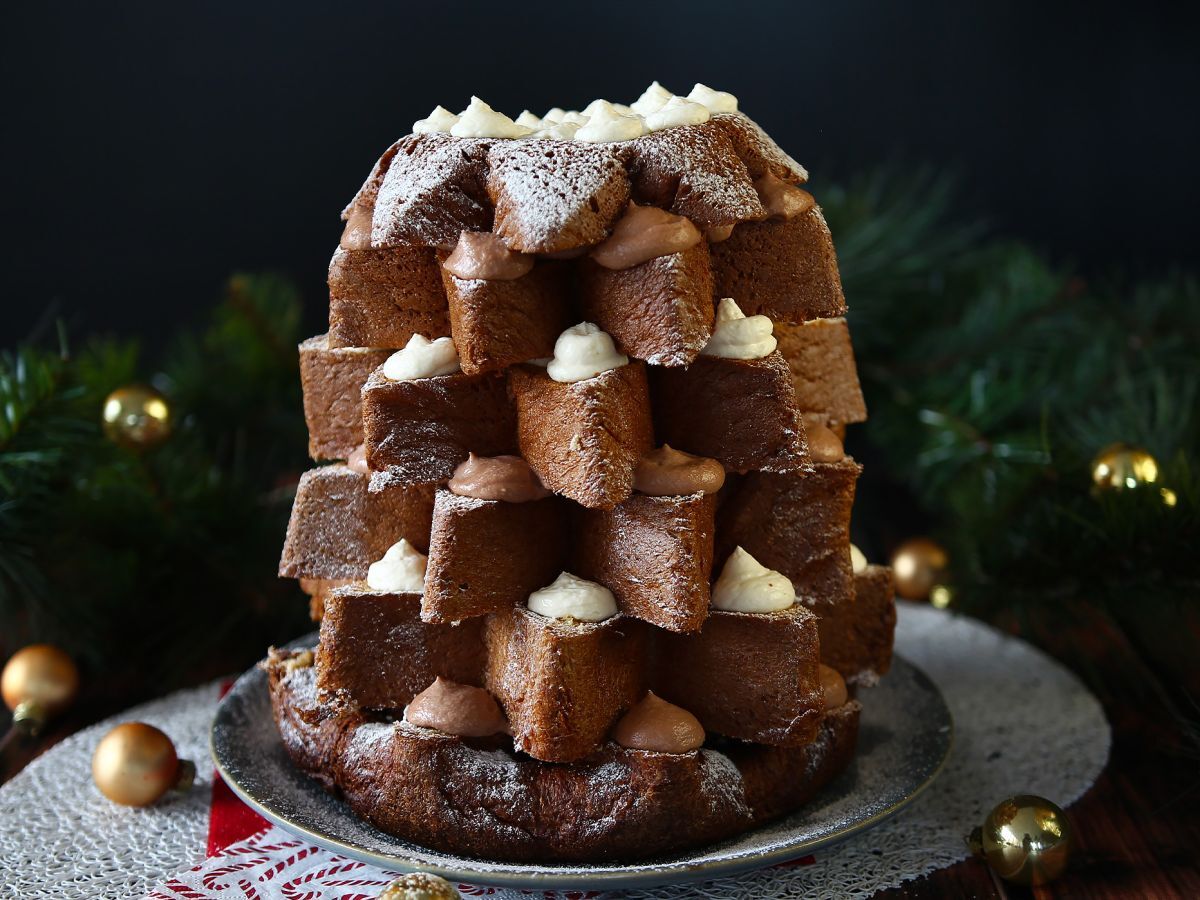 Pandoro brioche fylld med Nutellakräm och vaniljkräm i form av en julgran