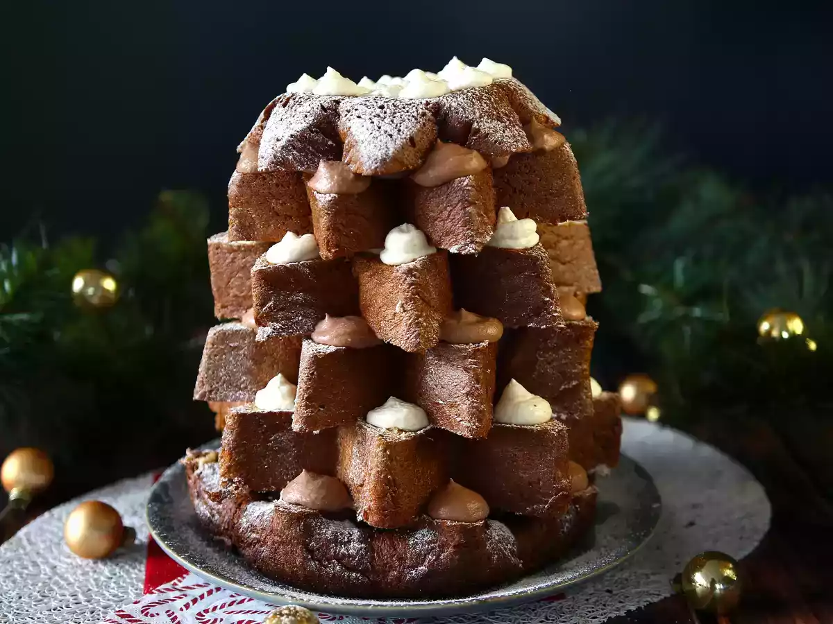 Pandoro brioche fylld med Nutellakräm och vaniljkräm i form av en julgran