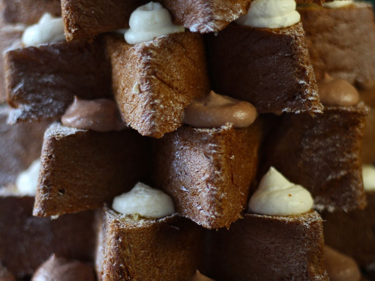 Pandoro brioche fylld med Nutellakräm och vaniljkräm i form av en julgran - foto 2