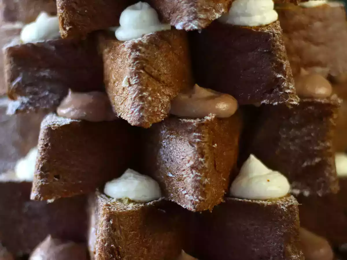 Pandoro brioche fylld med Nutellakräm och vaniljkräm i form av en julgran - foto 2