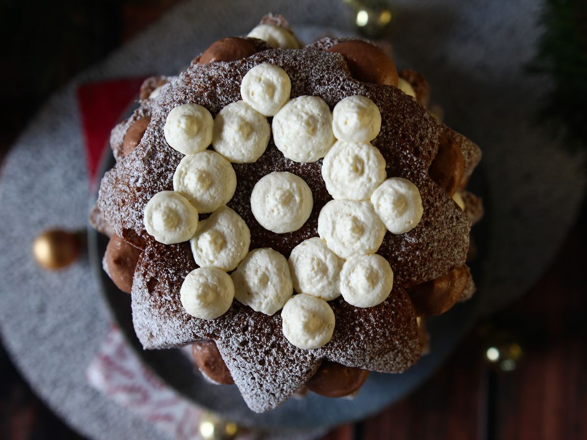 Pandoro brioche fylld med Nutellakräm och vaniljkräm i form av en julgran - foto 3