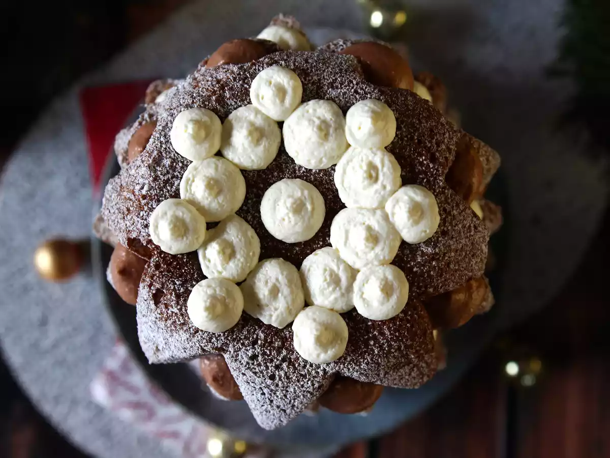 Pandoro brioche fylld med Nutellakräm och vaniljkräm i form av en julgran - foto 3