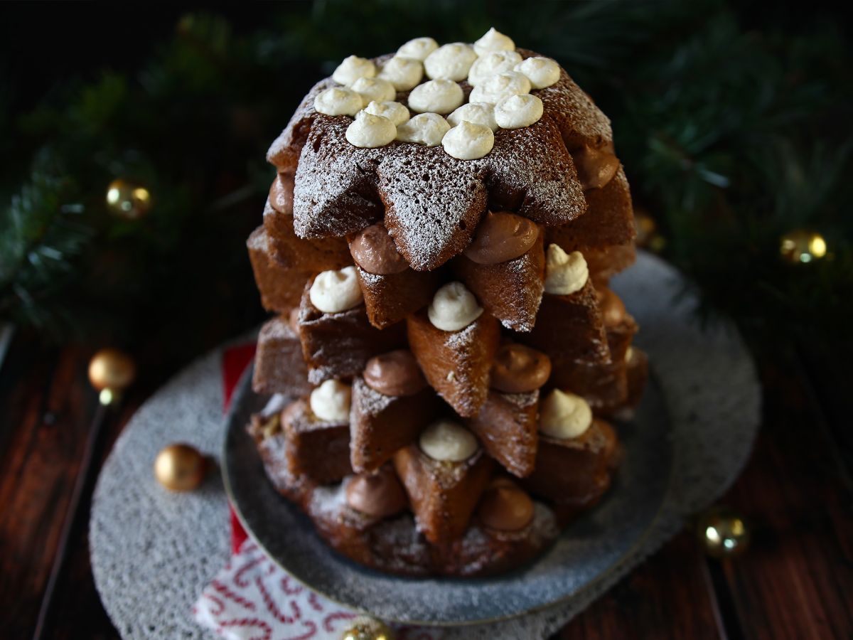 Pandoro brioche fylld med Nutellakräm och vaniljkräm i form av en julgran - foto 5