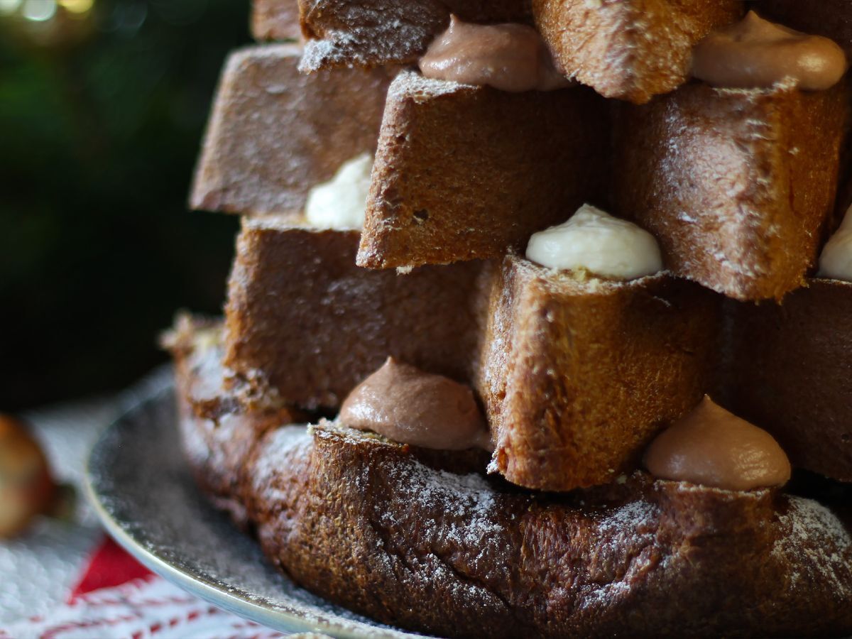 Pandoro brioche fylld med Nutellakräm och vaniljkräm i form av en julgran - foto 6