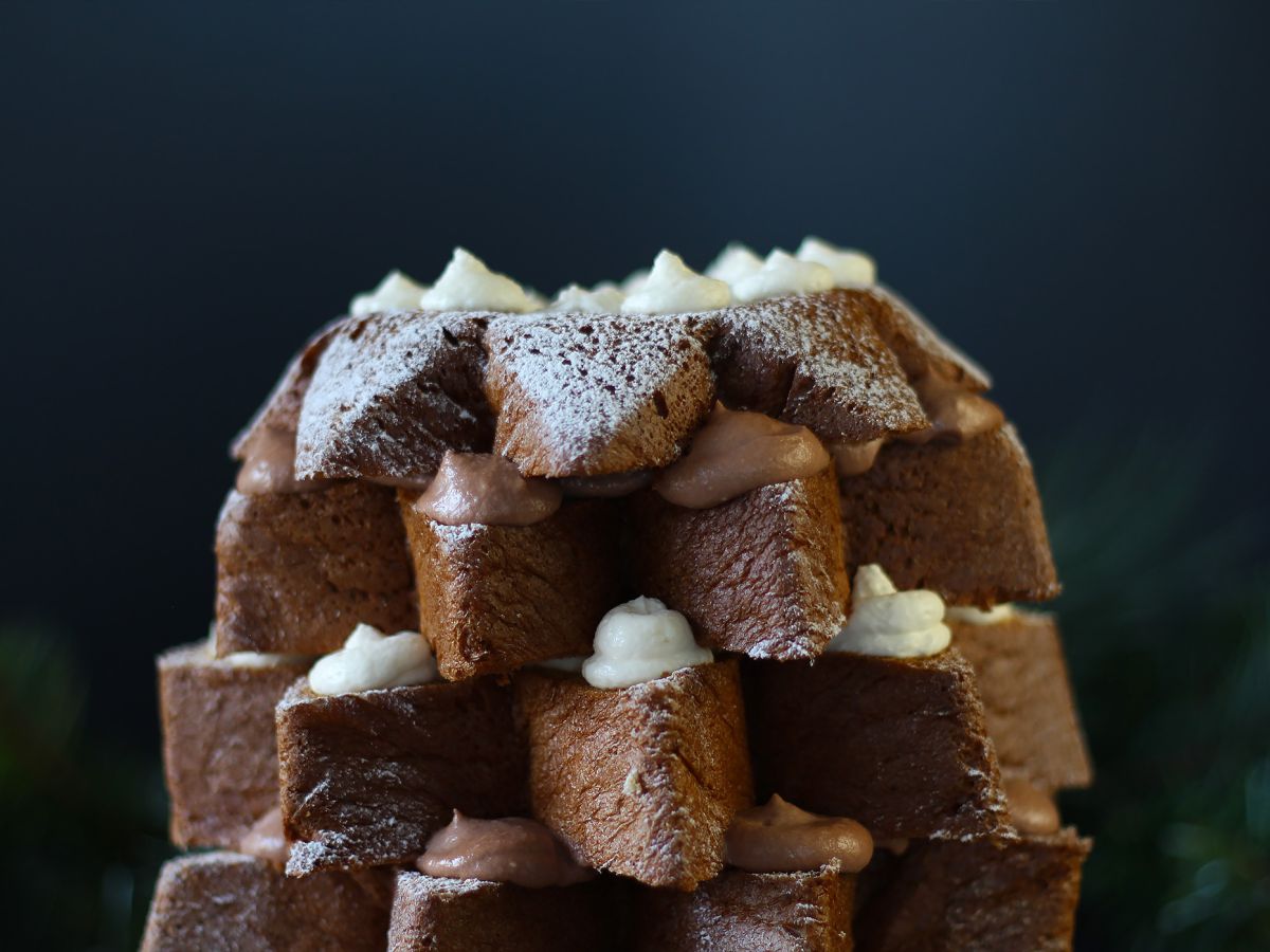 Pandoro brioche fylld med Nutellakräm och vaniljkräm i form av en julgran - foto 7