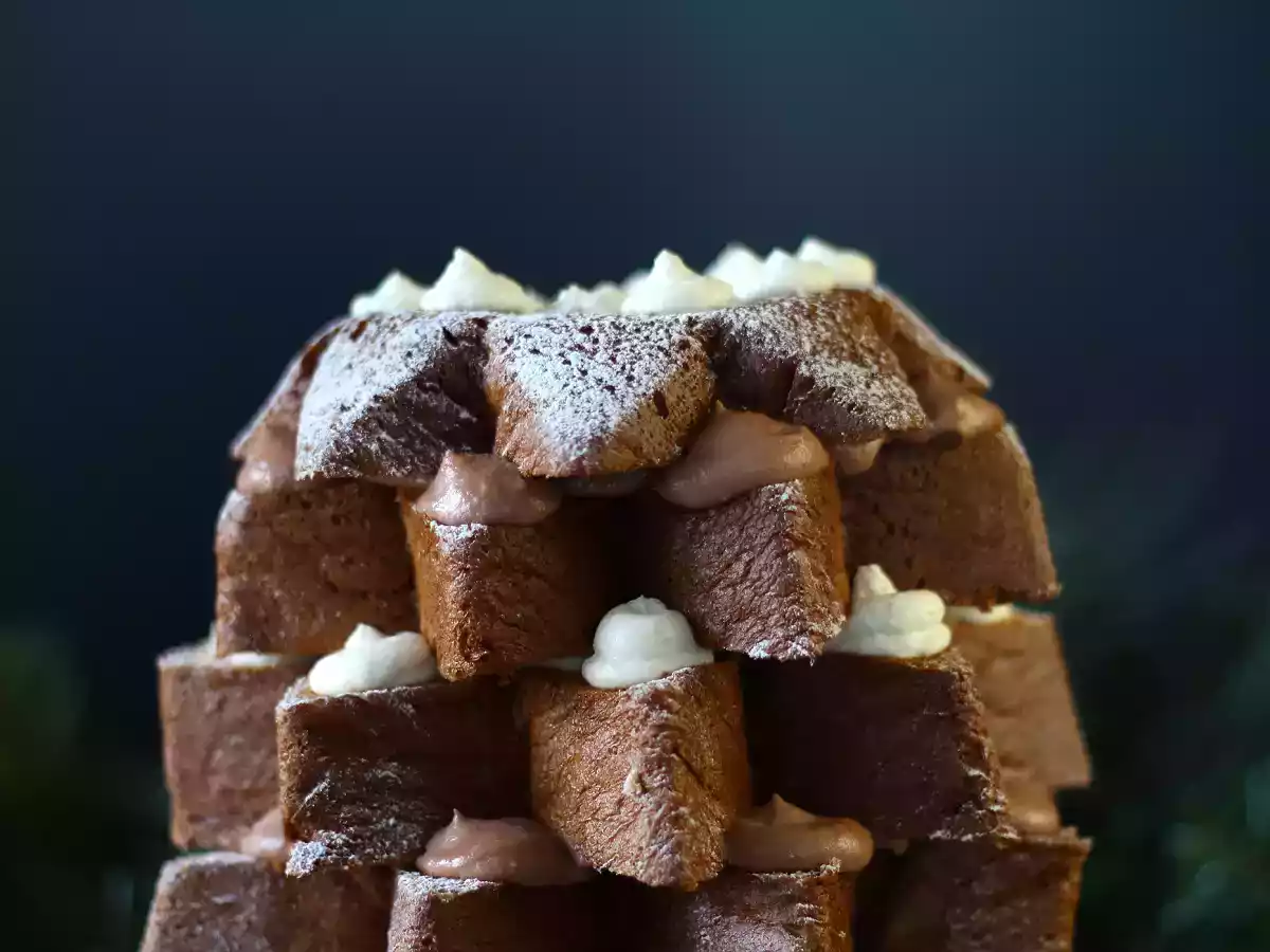 Pandoro brioche fylld med Nutellakräm och vaniljkräm i form av en julgran - foto 7