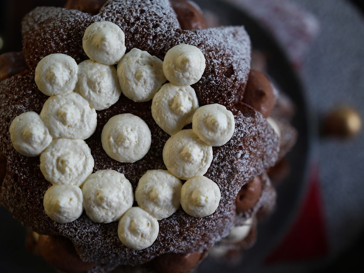 Pandoro brioche fylld med Nutellakräm och vaniljkräm i form av en julgran - foto 8