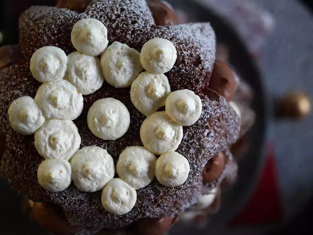 Pandoro brioche fylld med Nutellakräm och vaniljkräm i form av en julgran - foto 8