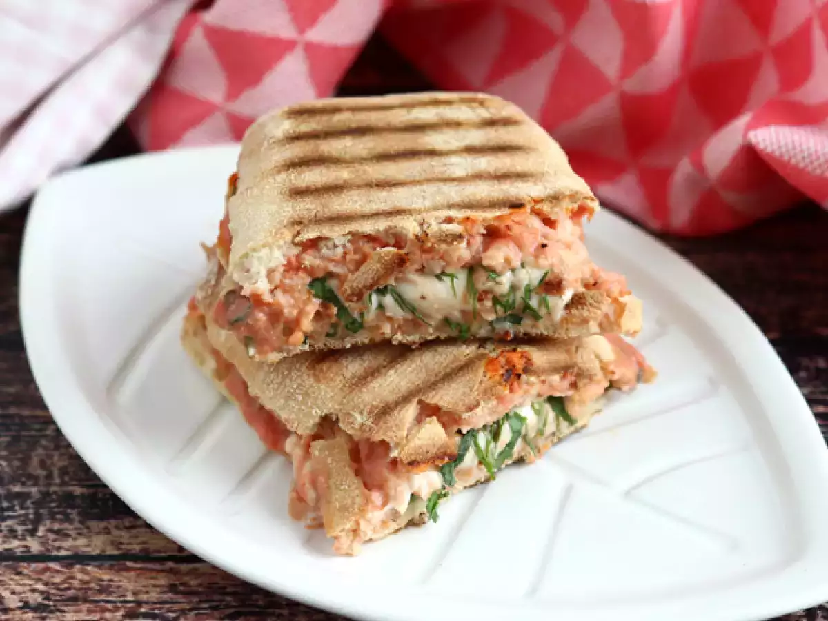 Panini med rökt lax, mozzarella och dill