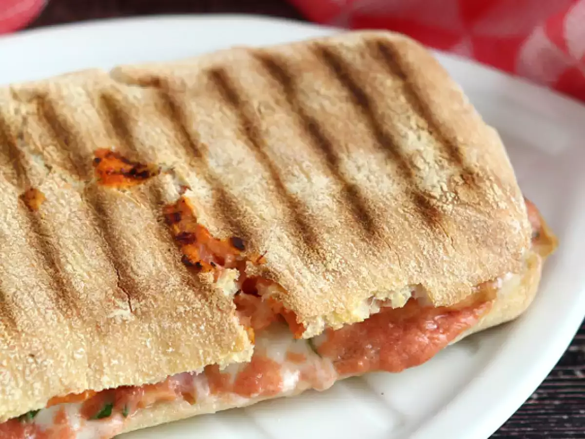 Panini med rökt lax, mozzarella och dill - foto 2