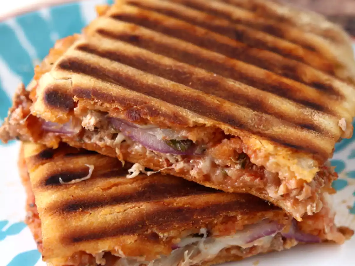Panini med tonfisk, tomat och kapris - foto 3