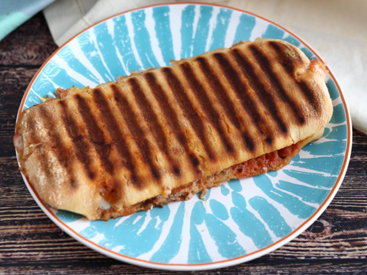 Panini med tonfisk, tomat och kapris - foto 4