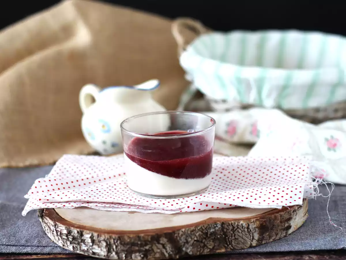 Panna cotta med bärcoulis