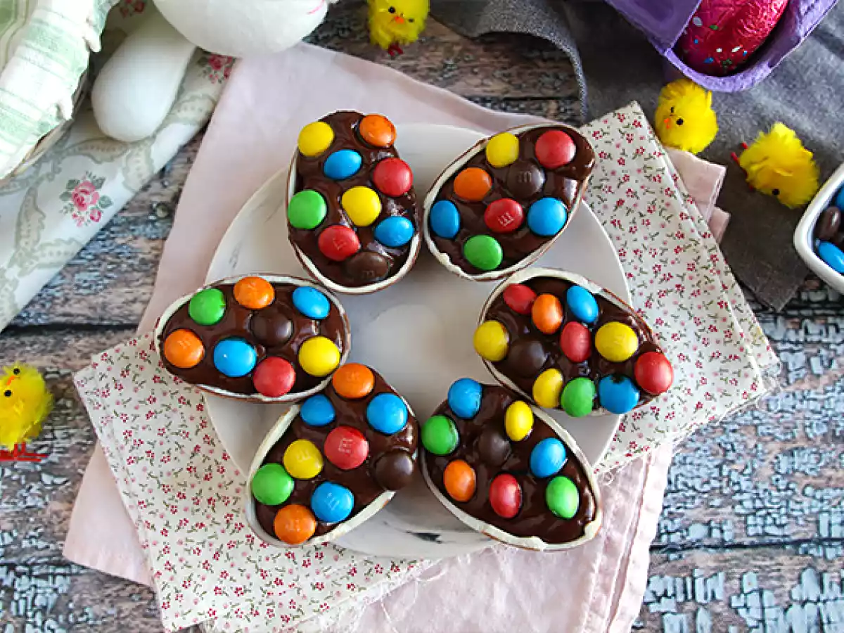 Påskägg fyllda med chokladdessertkräm och M&M's