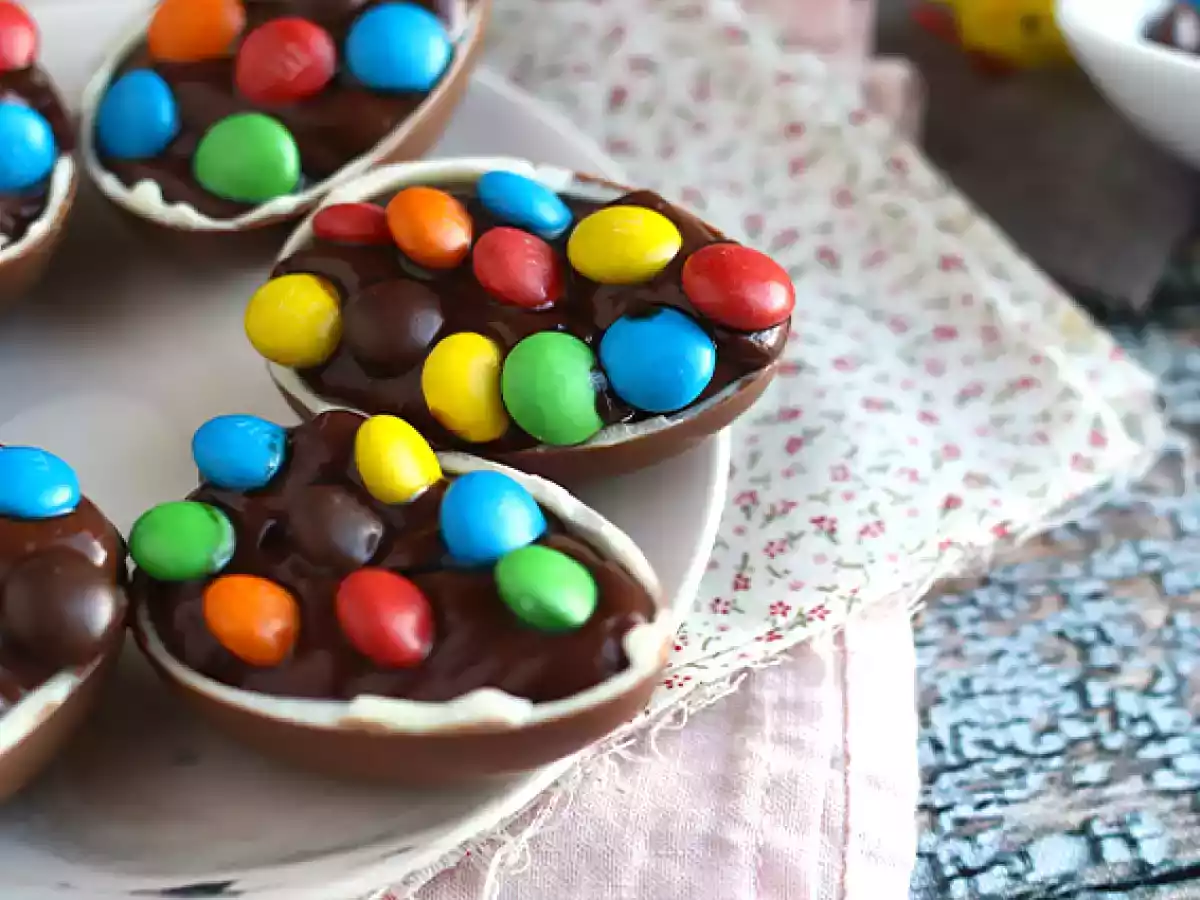 Påskägg fyllda med chokladdessertkräm och M&M's - foto 2