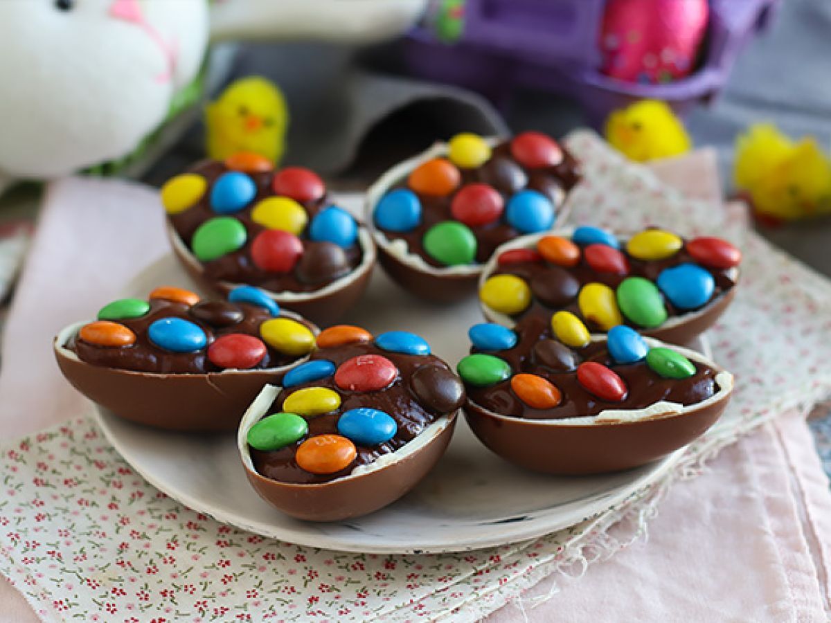 Påskägg fyllda med chokladdessertkräm och M&M's - foto 3