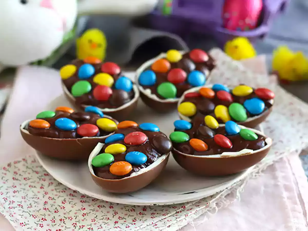 Påskägg fyllda med chokladdessertkräm och M&M's - foto 3