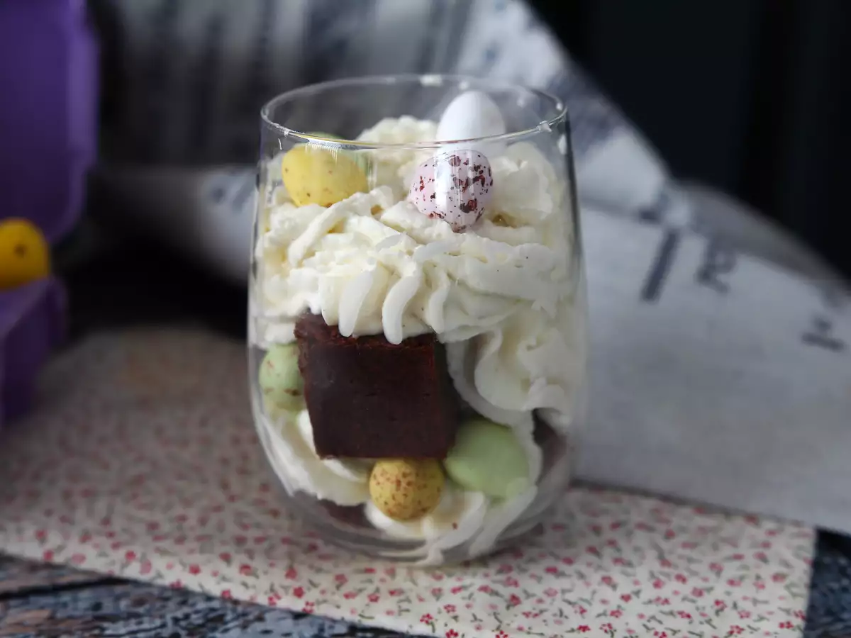 Påskdessert i glas med brownie och mascarponekräm - foto 2
