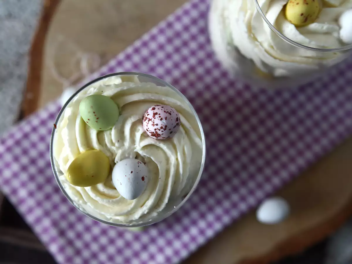 Påskdessert i glas med brownie och mascarponekräm - foto 3