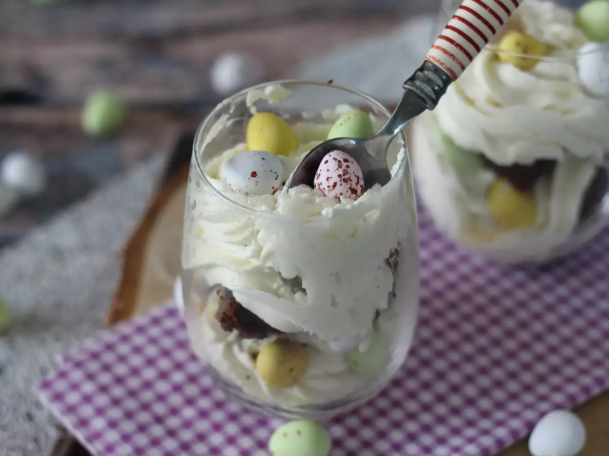Påskdessert i glas med brownie och mascarponekräm - foto 4