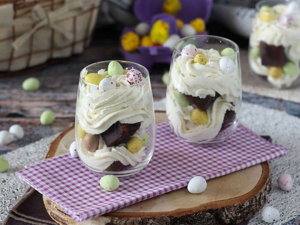 Påskdessert i glas med brownie och vispgrädde