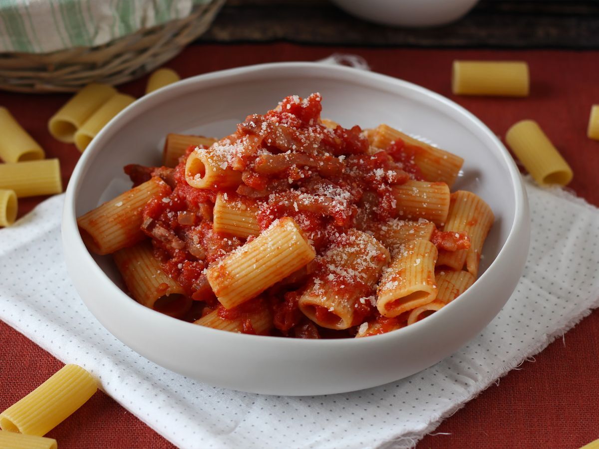 Pasta all'amatriciana, det traditionella receptet förklarat steg för steg
