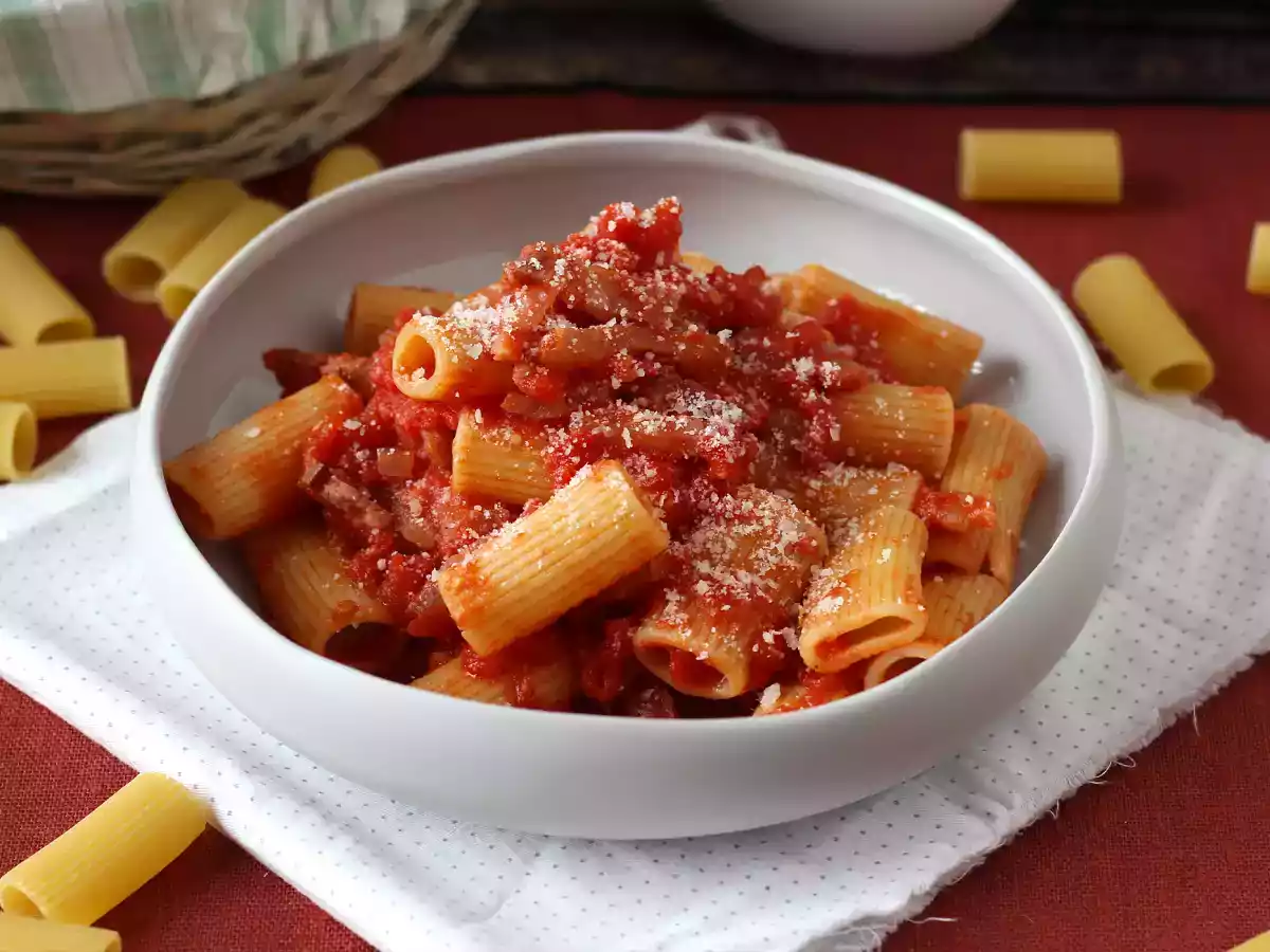 Pasta all'amatriciana, det traditionella receptet förklarat steg för steg