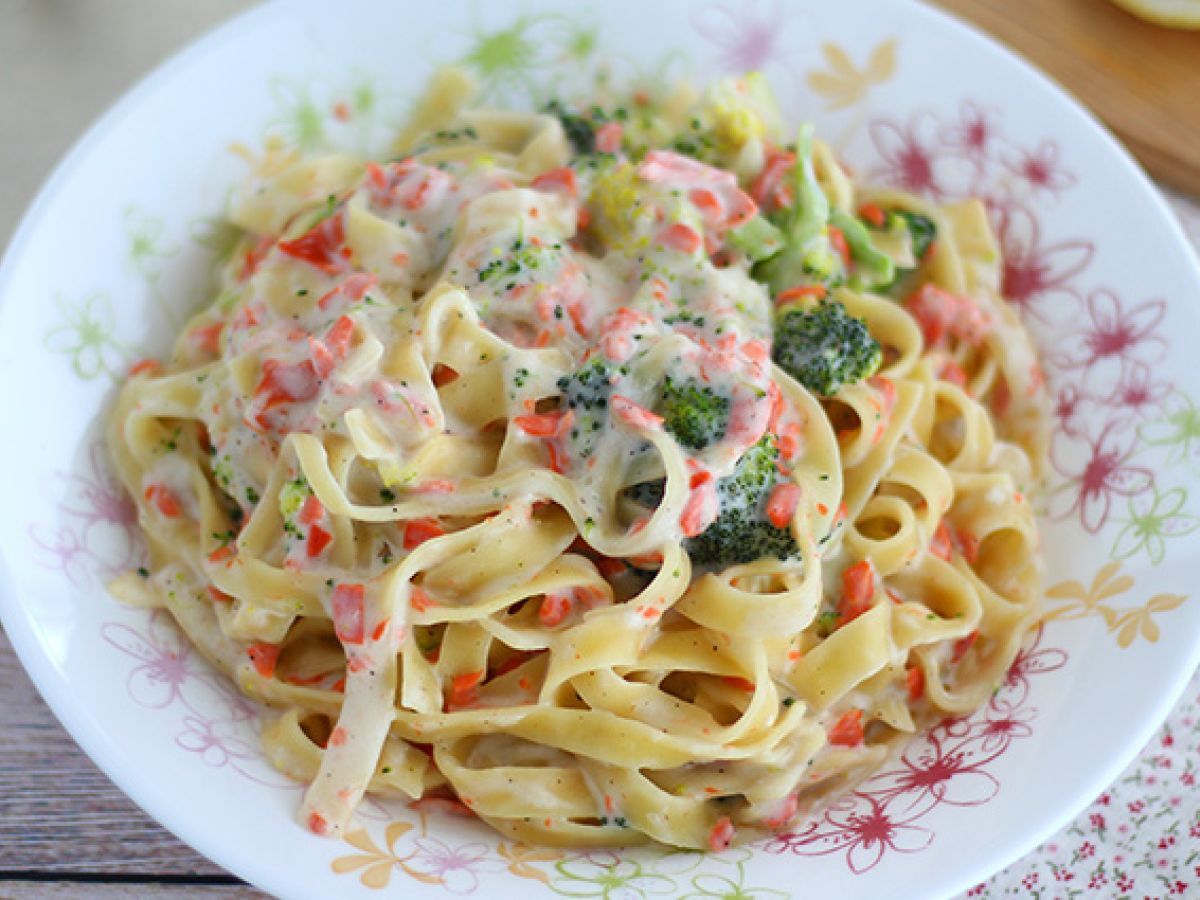 Pasta i en gryta - Tagliatelle med lax och broccoli - foto 2