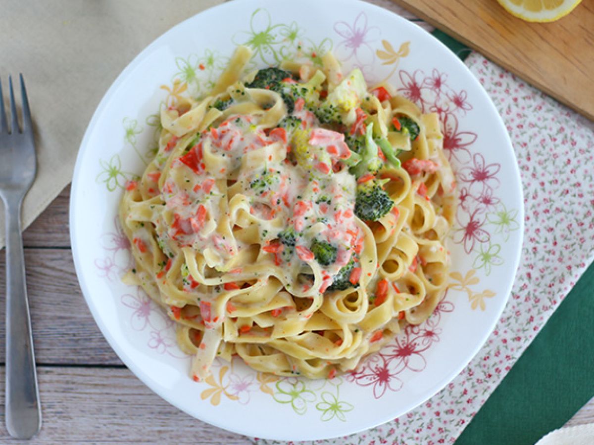 Pasta i en gryta - Tagliatelle med lax och broccoli - foto 3