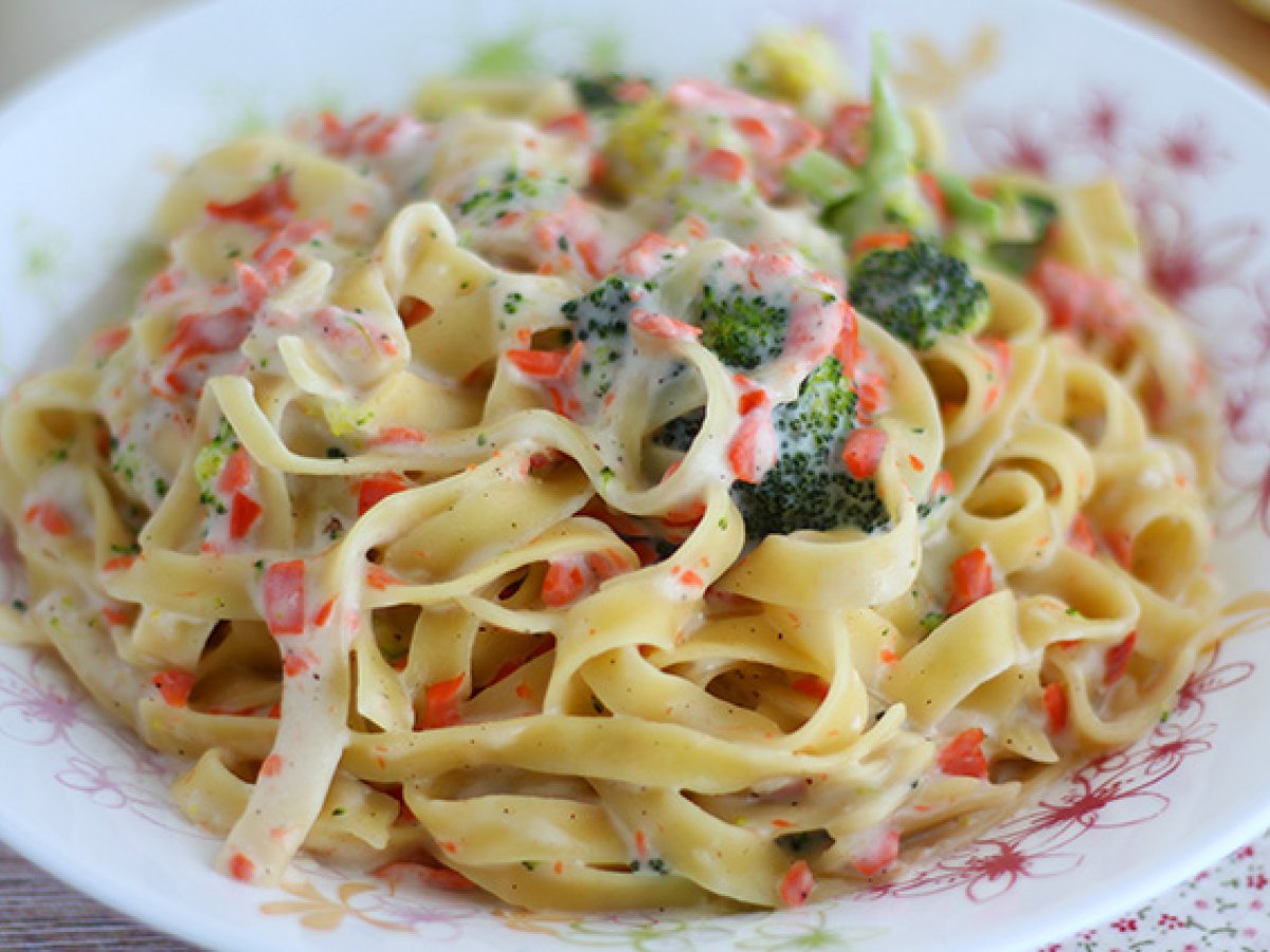 Pasta i en gryta - Tagliatelle med lax och broccoli - foto 4