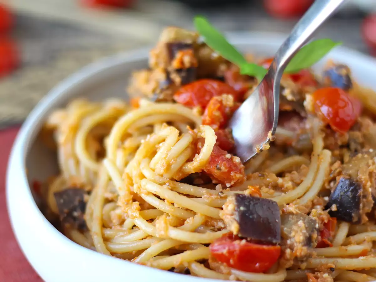 Pasta med auberginekräm och körsbärstomater: enkelt och gott recept - foto 2