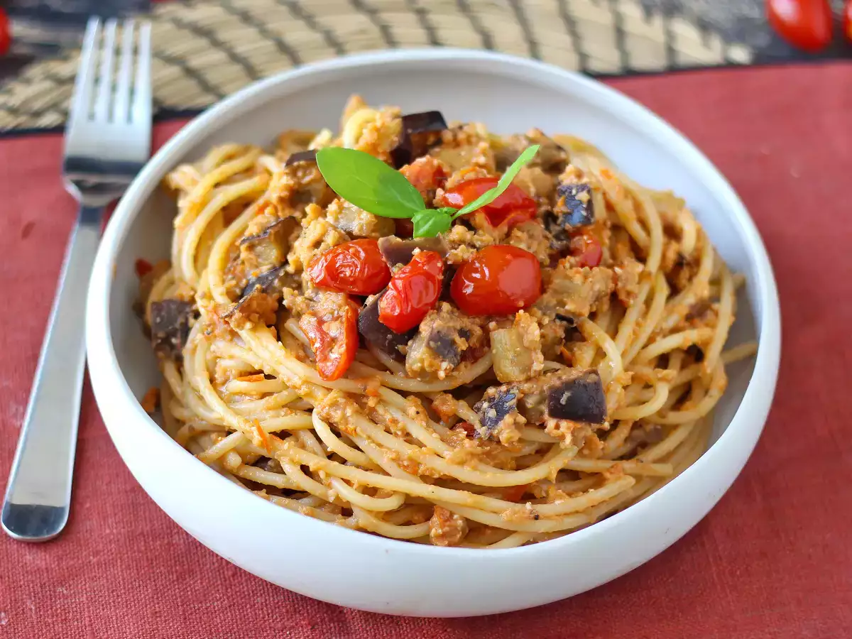 Pasta med auberginekräm och körsbärstomater: enkelt och gott recept - foto 4