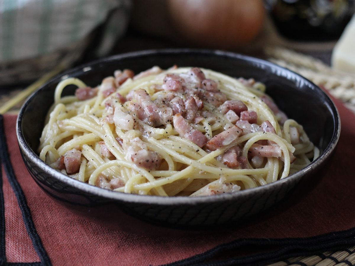 Pasta med bacon: lätt, billigt och krämigt