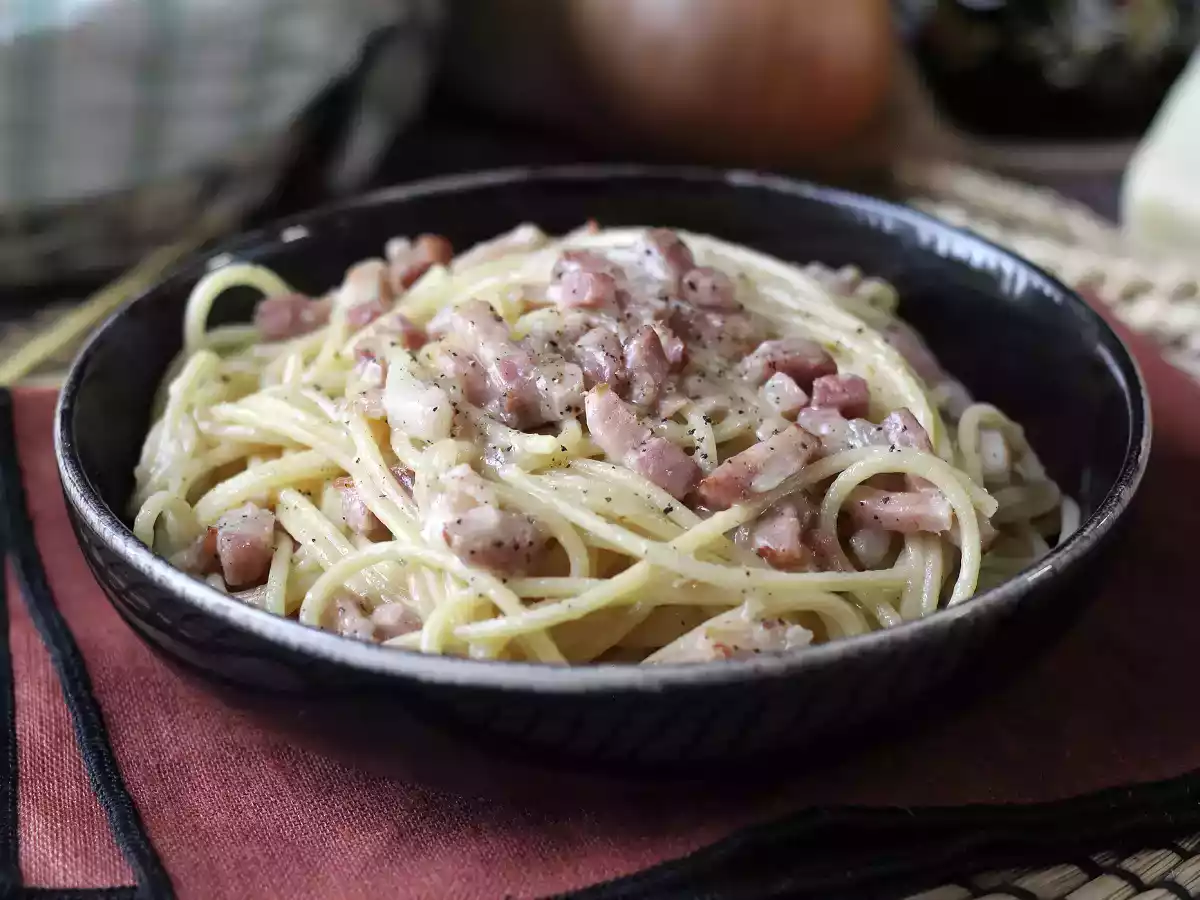 Pasta med bacon: lätt, billigt och krämigt