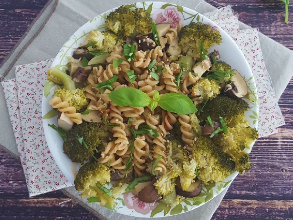 Pasta med broccoli, champinjoner och basilika