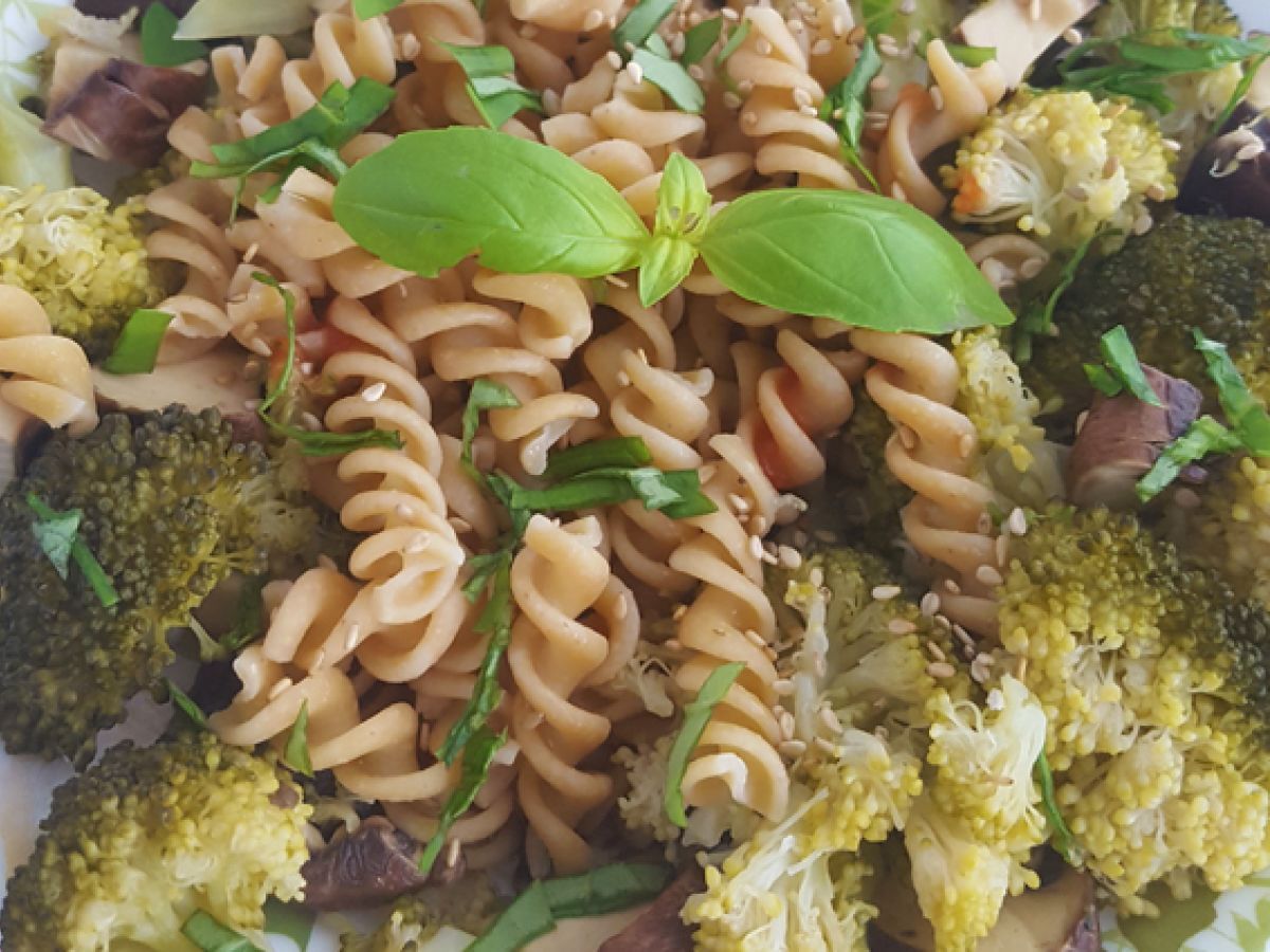 Pasta med broccoli, champinjoner och basilika - foto 2