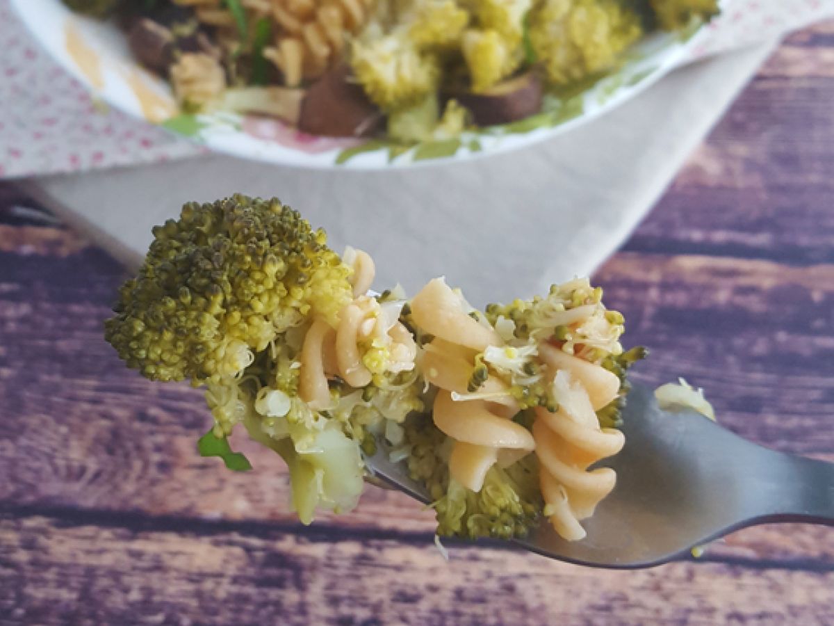 Pasta med broccoli, champinjoner och basilika - foto 3